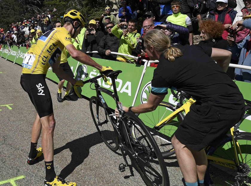 Chris Froome zderzył się z motocyklem podczas Tour de France