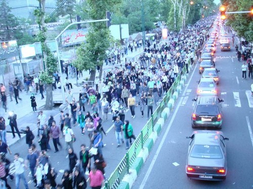 Irańskie władze starają się zablokować dostęp zachodnich mediów do wydarzeń w Teheranie. Zdjęcia irańskich fotografów rozsyłane są za pomocą Twittera i innych serwisów internetowych