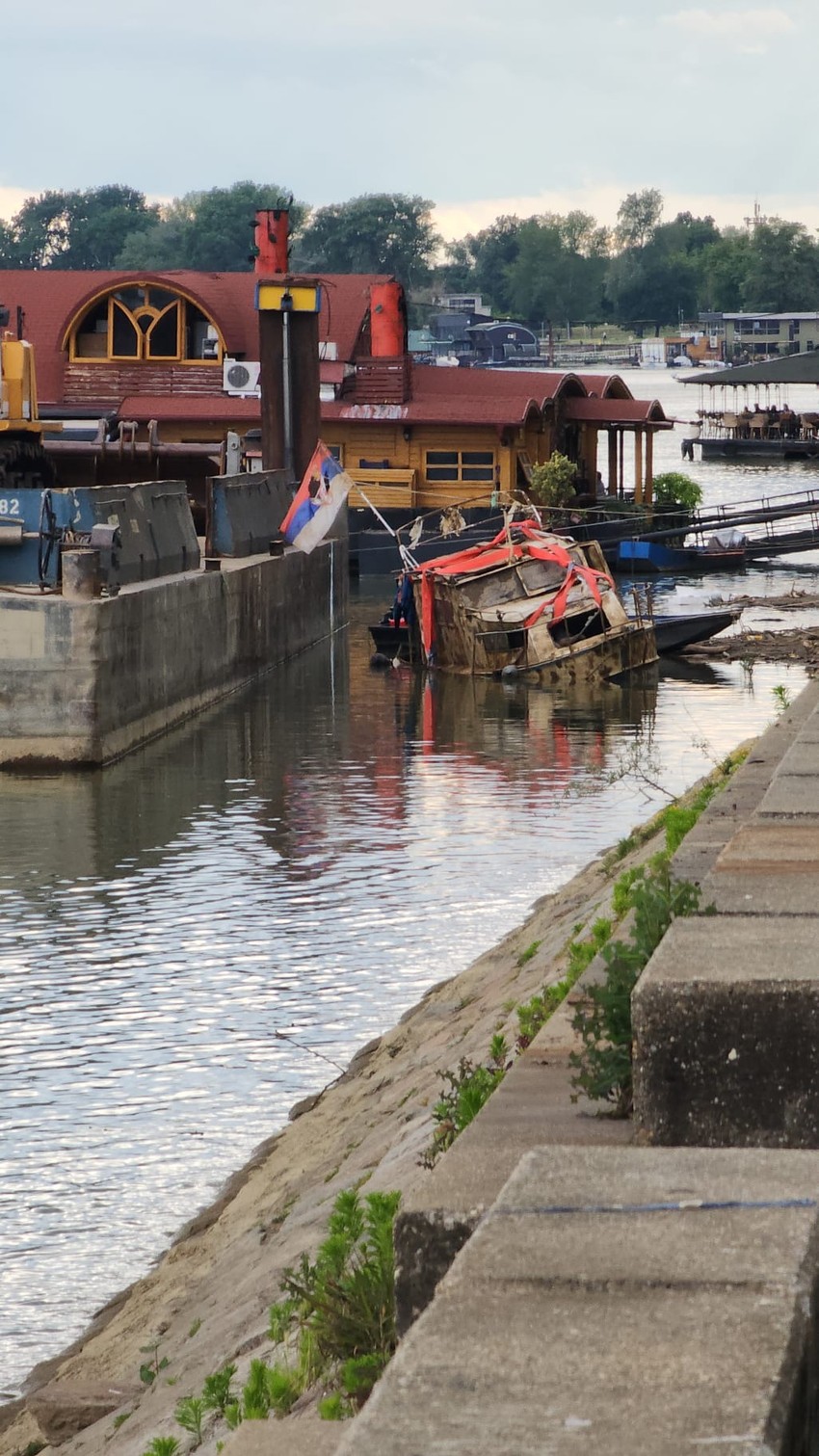 Na Savskom keju izvučen brod