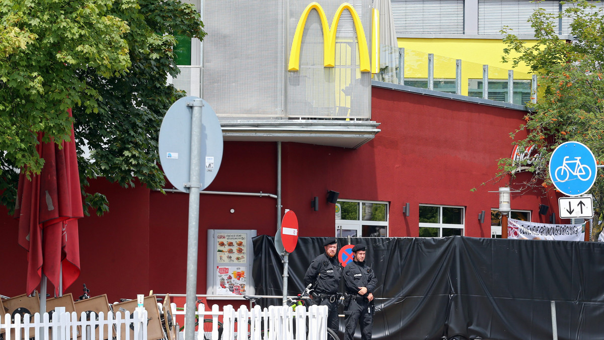 Strzelanina w Monachium, w której zginęło dziewięć osób i sprawca, była "klasycznym" czynem szaleńca niemającego żadnych związków z Państwem Islamskim (ISIS) - poinformowała bawarska policja. 18-letni napastnik był prawdopodobnie chory psychicznie.