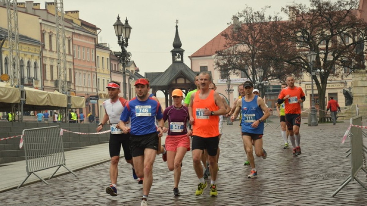 Prawie tysiąc osób wzięło udział w VII półmaratonie Rzeszowskim. To kolejne już biegowe święto w stolicy regionu - informuje "Radio Rzeszów".