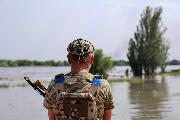 Poziom wody w podtopionym Chersoniu zaczyna się obniżać