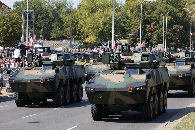Warszawa, 15.08.2025. Defilada wojskowa na warszawskiej Wisłostradzie, w ramach obchodów Święta Wojska Polskiego, 15 bm. Tegoroczna defilada wojskowa odbywa się pod hasłem „Dziękujemy za Waszą służbę”. (mr) PAP/Marcin Obara