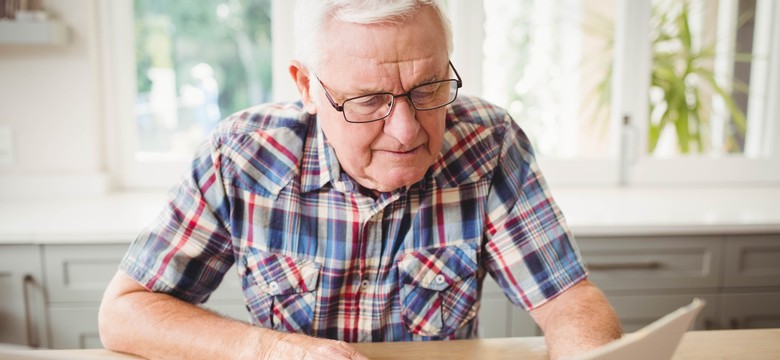 Emerytura to nie wszystko. Jakie dodatki przysługują seniorom po 65. roku życia?