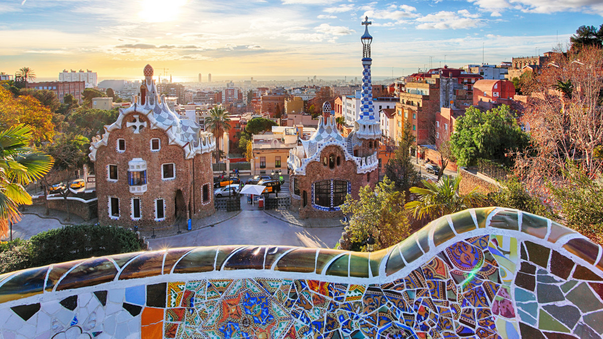 Barcelona to miejsce, w którym Gaudi dał wyraz swoim artystycznym pasjom. To miasto magiczne, które przyciąga turystów o każdej porze roku. Warto wybrać się tam choćby na kilka dni, aby zobaczyć najciekawsze zabytki, skosztować przepysznych, katalońskich specjałów oraz wziąć udział w licznych wydarzeniach artystycznych, których w Barcelonie jest zawsze mnóstwo. Sprawdźmy zatem, jak zorganizować wymarzoną wycieczkę do Barcelony na własną rękę, łącznie z rezerwacją tanich lotów z Warszawy do Barcelony.
