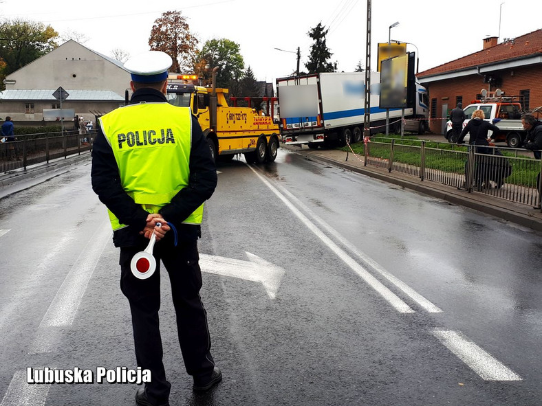 Wjechał ciężarówką w budynek marketu