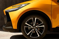 Ma silnik 2.0 i spala 3,2 l na 100 km. Hit Toyoty trzęsie rynkiem. Ile kosztuje?