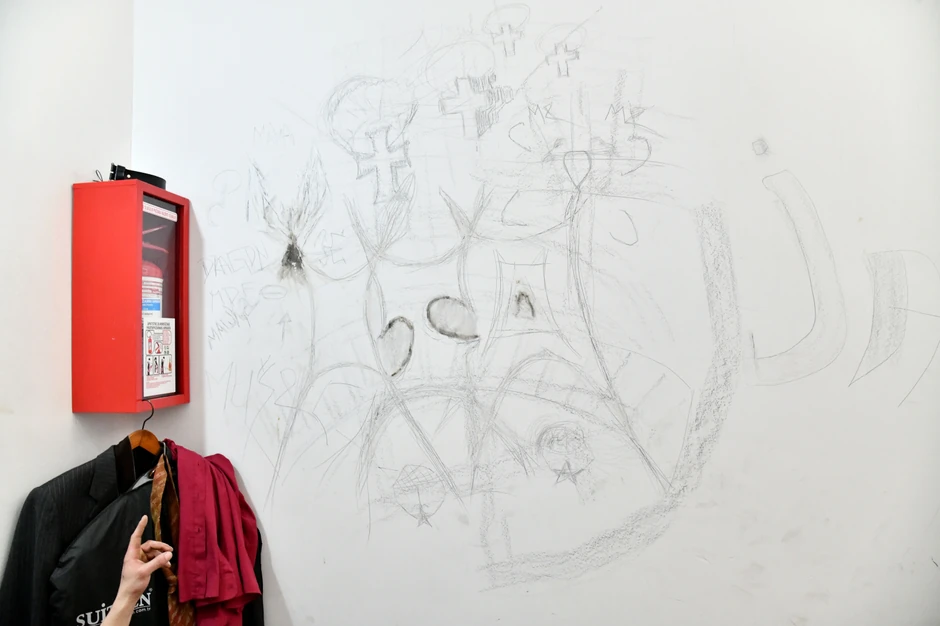 M. I. pokazuje našoj ekipi kako "crta" po zidovima zgrade