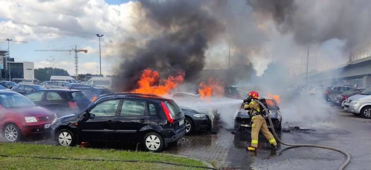 Wielki pożar przy polskim lotnisku, 11 aut zniszczonych przez ogień. Jak do tego doszło?