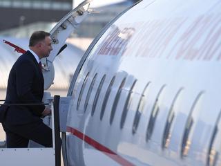 Andrzej Duda wsiada do rządowego samolotu