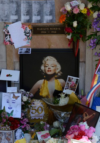 Kwiaty i zdjęcia na grobie Marilyn