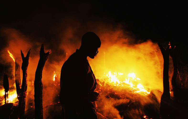Płonąca wioska w trakcie konfliktu w Darfurze w 2004 r.