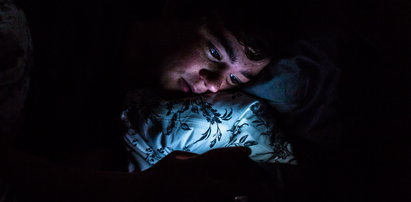 Używasz smartfona w ciemności? Możesz stracić wzrok!