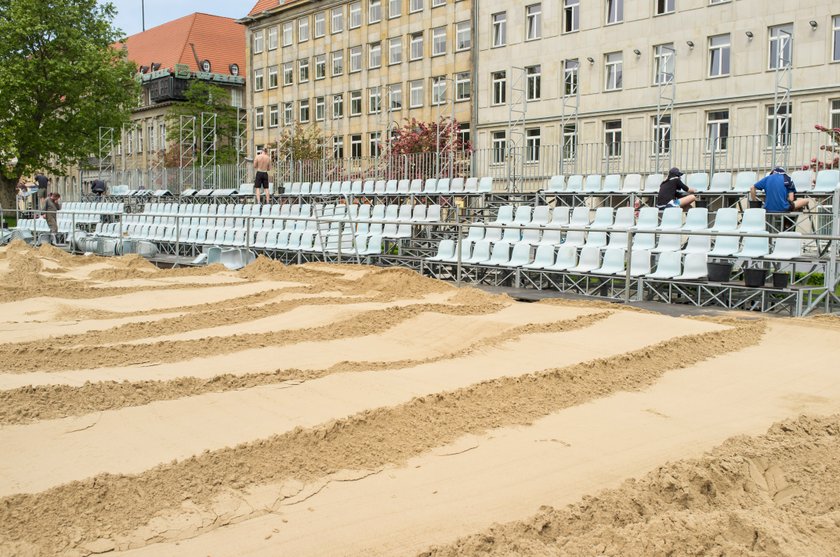 Plac Wolności zmienia się w arenę siatkówki plażowej