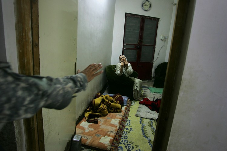 Domy mieszkańców irackiej stolicy są często wizytowane przez amerykańskie wojska. Podczas tych wizyt Irakijczycy są przesłuchiwani lub zatrzymywani, a ich domy przeszukiwane. Często odbywa się to nocą