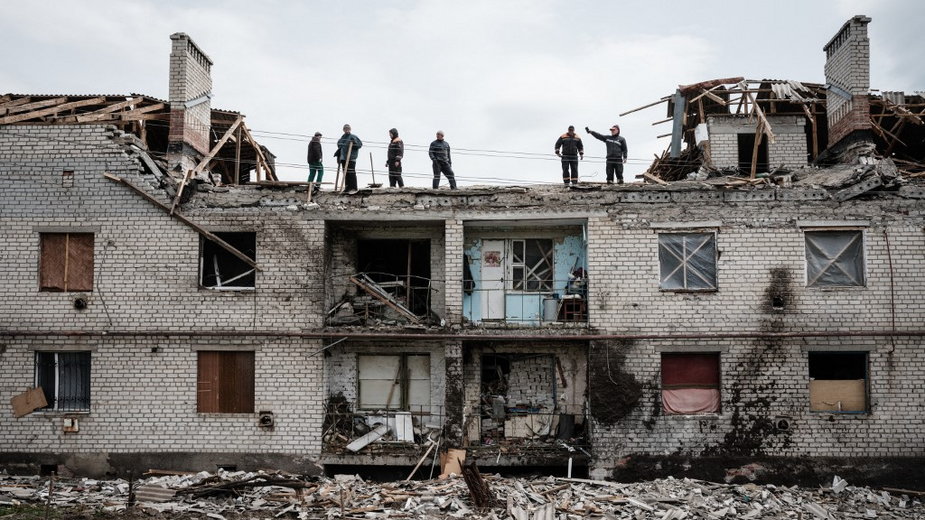 Zniszczony w ostrzale budynek w Czerkasach