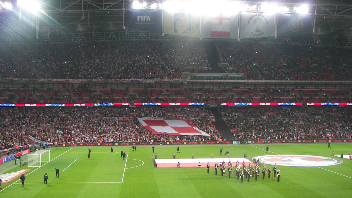 Polscy kibice nie tylko zjawili się na Wembley w imponującej liczbie 20 tysięcy, ale też wywiesili ogromną flagę (400 metrów kwadratowych), by uczcić pamięć naszych lotników walczących w Anglii podczas drugiej wojny światowej.