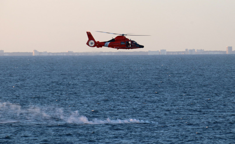 Karolina Południowa, 4 lutego 2023 r. Helikopter Straży Przybrzeżnej USA lecący nad polem szczątków podczas akcji ratunkowej balonu obserwacyjnego