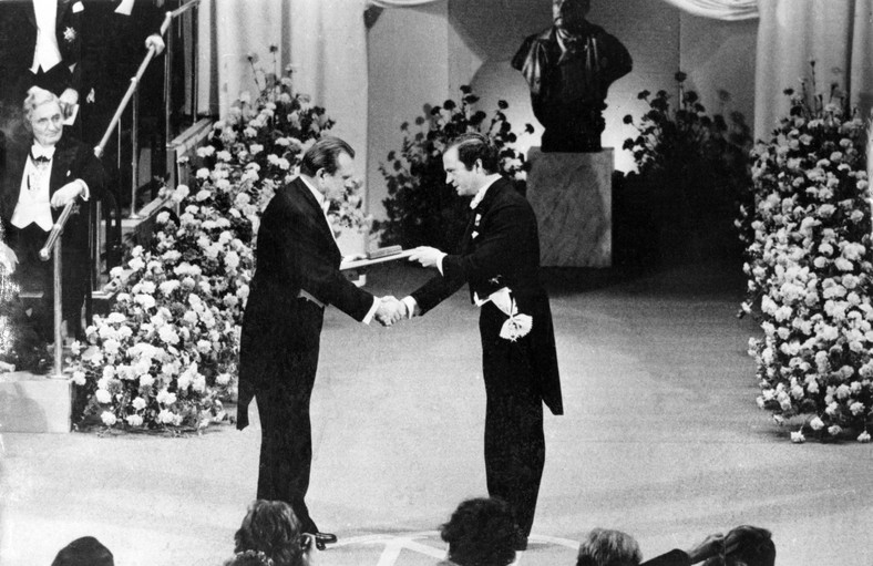 Czesław Miłosz odbiera nagrodę Nobla w 1980 roku (fot. Laski Diffusion)
