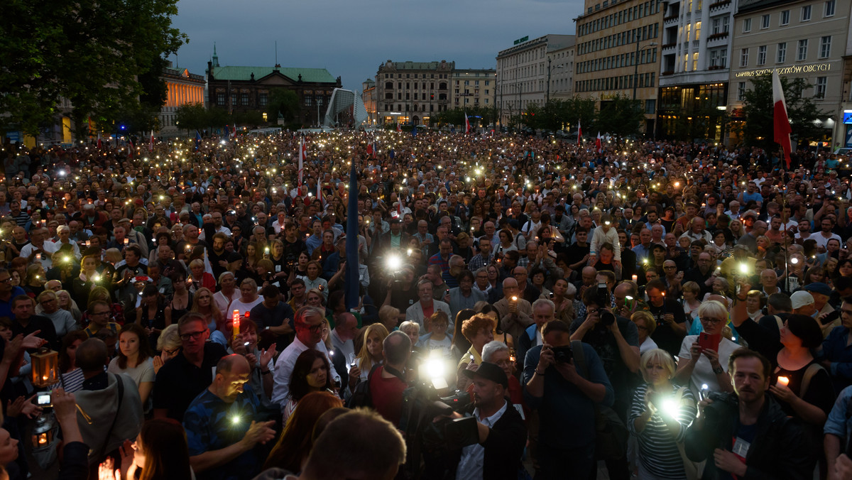 Ok. 2 tys. osób przyszło wczoraj wieczorem na plac w centrum Poznania, by wyrazić sprzeciw dla planów reformy sądownictwa. Tzw. "Łańcuchy światła" odbyły się w wielu miastach. W Gdańsku w proteście uczestniczył wicemarszałek Senatu Bogdan Borusewicz (PO).