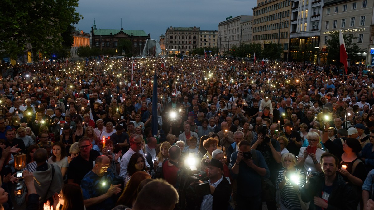 Ok. 2 tys. osób przyszło wczoraj wieczorem na plac w centrum Poznania, by wyrazić sprzeciw dla planów reformy sądownictwa. Tzw. "Łańcuchy światła" odbyły się w wielu miastach. W Gdańsku w proteście uczestniczył wicemarszałek Senatu Bogdan Borusewicz (PO).