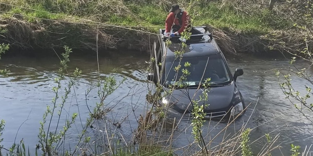 Samochód w rzece, w portfelu mniej o 3 tys. zł!