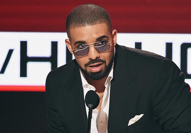 Őrület! Drake 100 milliót költött erre a telefontokra