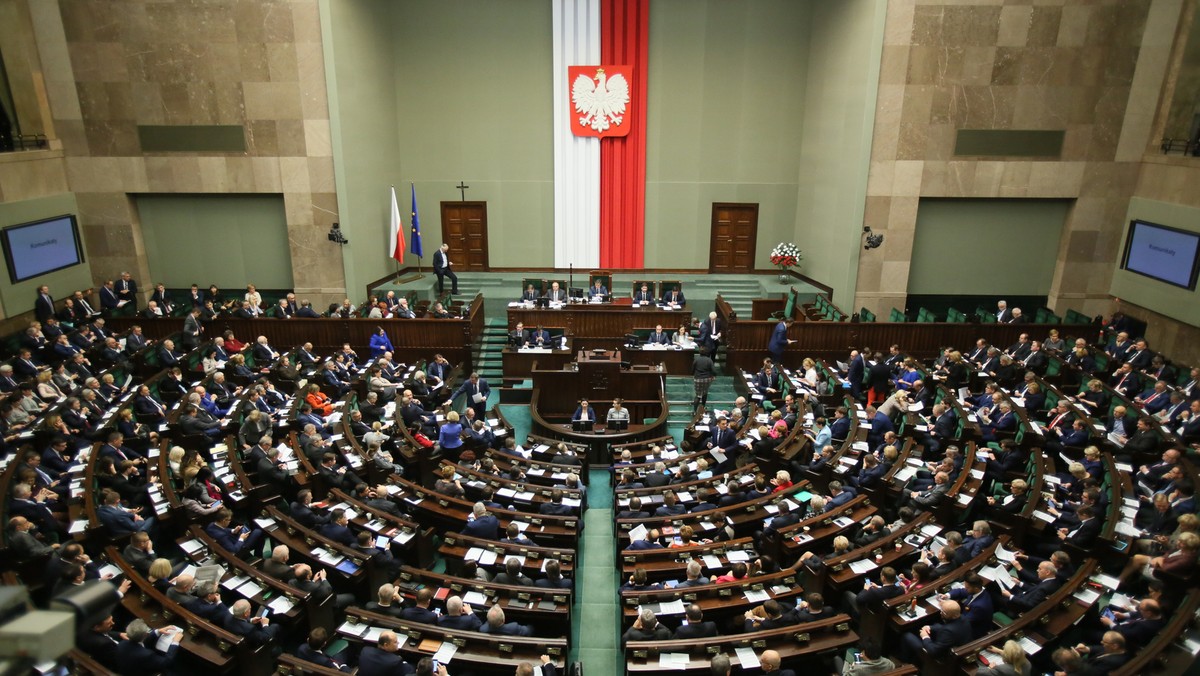 Sejm nie zgodził się na odrzucenie w pierwszym czytaniu projektów: Prawa Oświatowego i Przepisów wprowadzających Prawo Oświatowe, o co wnioskowały PO i Nowoczesna. Projekty, zakładające m.in. likwidację gimnazjów, trafią do prac w komisjach: edukacji i samorządu.