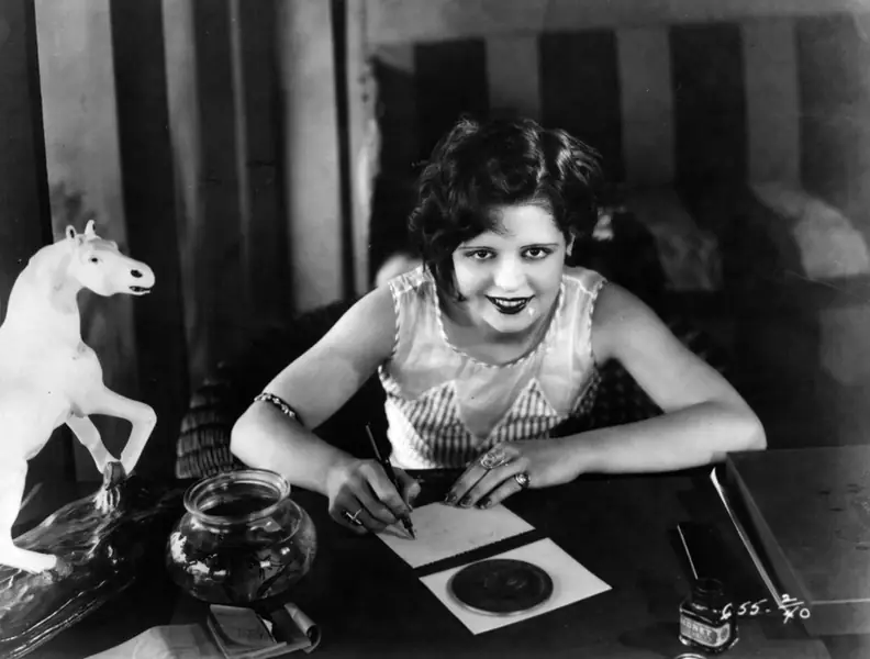 Makijaż lata 20. Clara Bow / Margaret Chute / GettyImages 