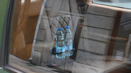 Dlaczego nie można zostawiać butelki z wodą latem w samochodzie?