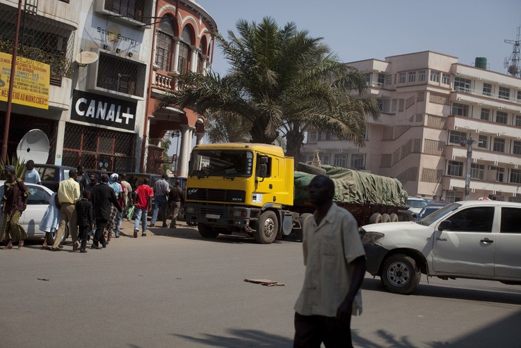 <strong>Poprzednie epidemie</strong><br></br>
<b></b>
W ostatnim półwieczu zanotowano sześć fal epidemii gorączki krwotocznej wywołanej wirusem Ebola. Pierwsza fala wystąpienia wirusa nadeszła w latach 1976-79 w Kongu i Sudanie. Druga fala nawiedziła Afrykę po dwudziestu latach. Tym razem znowu była to Demokratyczna Republika Konga oraz Gabon (1994-96). W Gabonie zarażonych było tylko kilkadziesiąt osób, natomiast w Kongu ponad 300, z czego 80 proc. poniosło śmierć. 
<b></b>
Najgroźniejszy (przed obecnym) epizod wirusa Ebola pojawił się na początku XXI wieku w Ugandzie. Wirusa zdiagnozowano wtedy u 425 Ugandyjczyków, choć tym razem śmiertelność była nieco niższa (nie przeżył co drugi zarażony). Od tamtej pory Uganda na stałe wejdzie do niechlubnego klubu państw Afryki dotkniętych powtarzającymi się epizodami zakażeń kongijskim wirusem.