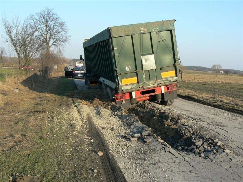 Ciężarówka rozwaliła drogę