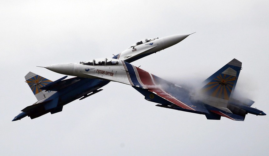 Na zdjęciu: Myśliwce Su-27 zespołu akrobacyjnego Russkije Vityazi wykonują akrobacje podczas ceremonii otwarcia Mistrzostw Świata w Biathlonie Czołgów