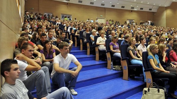 študenti - ilustračné foto