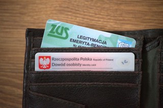 Seniorze: nie chowaj legitymacji emeryta-rencisty do szafy. Z tych ulg możesz skorzystać w 2026 roku