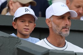 Svi gledaju LEPU BRINETU u Đokovićevoj loži! Ona je JEDINA DADILJA kojoj su Novak i Jelena poverili da im čuva Stefana i Taru - morala da potpiše UGOVOR O TAJNOSTI i ispuni ove USLOVE