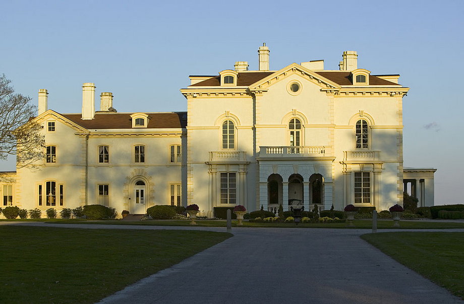 Larry Ellison kupił rezydencję Beechwood w Newport w stanie Rhode Island w 2010 r. i od tego czasu wydała na jego renowację około 100 mln dol.