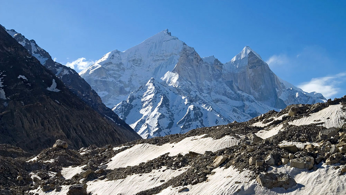 33 lata temu było to jeszcze niezależne królestwo, jak istniejący do dzisiaj Bhutan, tybetańska kraina, podobna mitycznej Shangri-La z powieści Jamesa Hiltona Zaginiony horyzont.