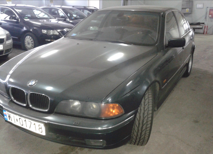 BMW 528i - 2000 rok - przebieg 311 236 km. Cena wywoławcza 11 000 zł