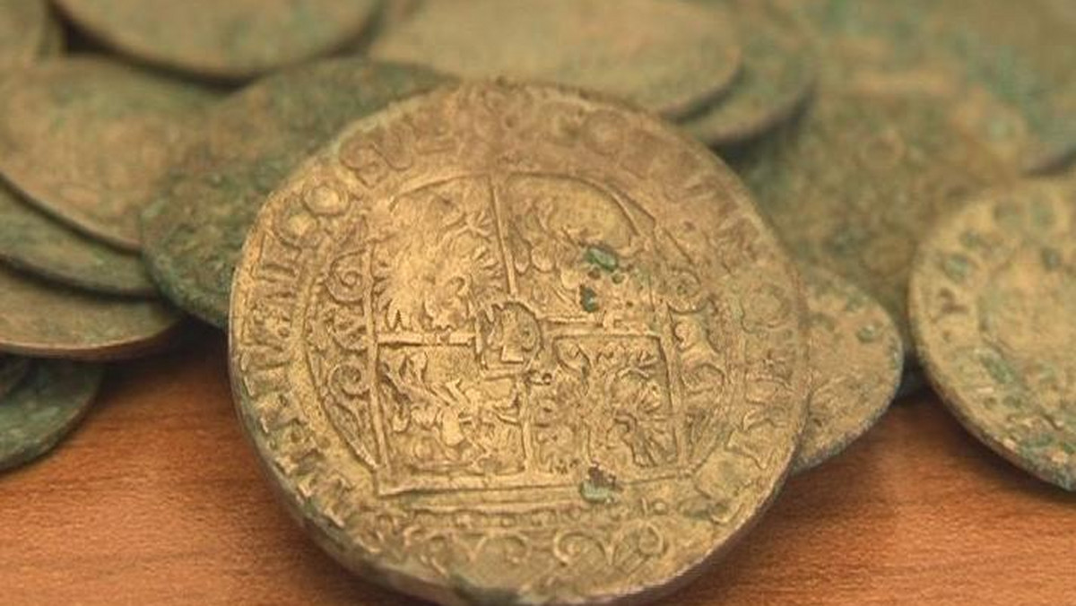 Ponad 180 srebrnych monet z czasów Zygmunta III Wazy odnaleziono podczas prac ziemnych w Denkowie - dzielnicy Ostrowca Św. Numizmaty znaleźli robotnicy układający światłowód. Na miejscu trwają prace archeologiczne.