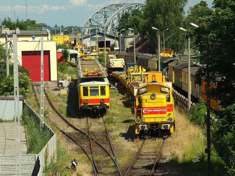 Tabor kolejowy PKP Energetyka w Tczewie, w głębi most w Tczewie / CC 3.0