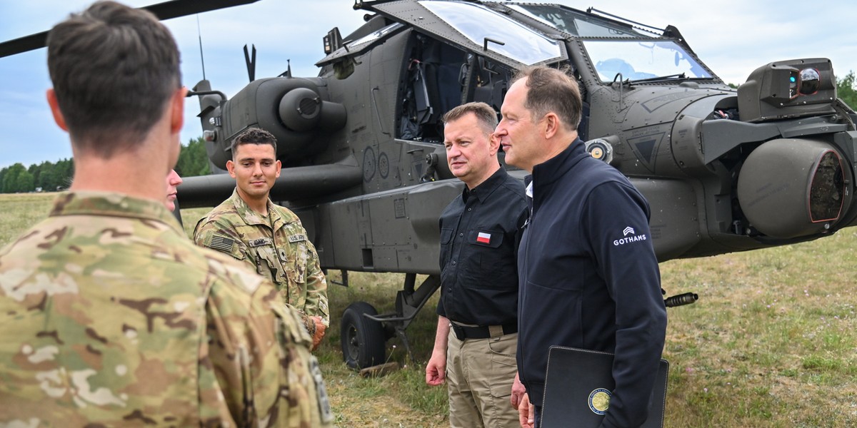 Minister obrony narodowej Mariusz Błaszczak i ambasador USA w Polsce Mark Brzezinski podczas amerykańsko-polskiego szkolenia lotniczego na 21. Centralnym Poligonie Lotniczym w Nadarzycach. 21 lipca 2023 r.