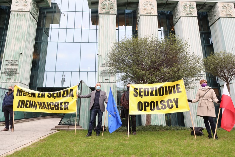 We support judge Irena Majcher - a picket in front of the Supreme Court