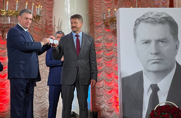 Leonid Słucki i Wiktor But. Portret obok przedstawia Władimira Żyrinowskiego