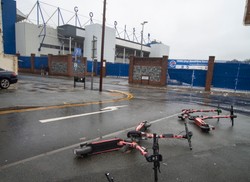 Orkan Darragh szaleje. Wiatr i ulewy uniemożliwiły rozegranie derbów Liverpoolu