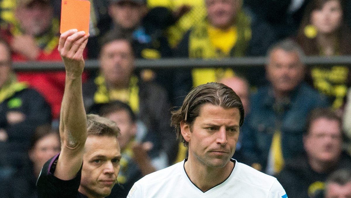 Borussia Dortmund w pierwszym meczu nowego sezonu Bundesligi będzie musiała sobie poradzić bez Romana Weidenfellera. Wydział dyscyplinarny DFB ukarał bramkarza BVB jednym meczem zawieszenia za czerwoną kartkę otrzymaną w meczu ostatniej kolejki przeciwko TSG 1899 Hoffenheim.