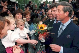 Čarls na sahrani princeze Dajane sa okupljenim građanima