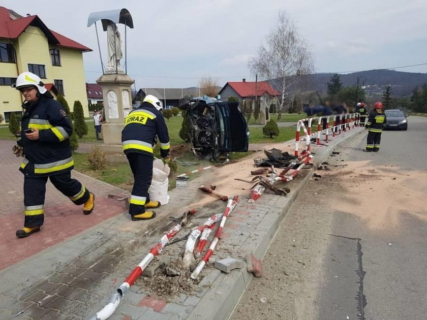 Małopolska. O włos od tragedii. Rozpędzone auto zatrzymało się przed figurą Matki Boskiej