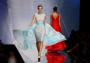 Versace znowu nadaje ton w świecie mody – tnąc wydatki