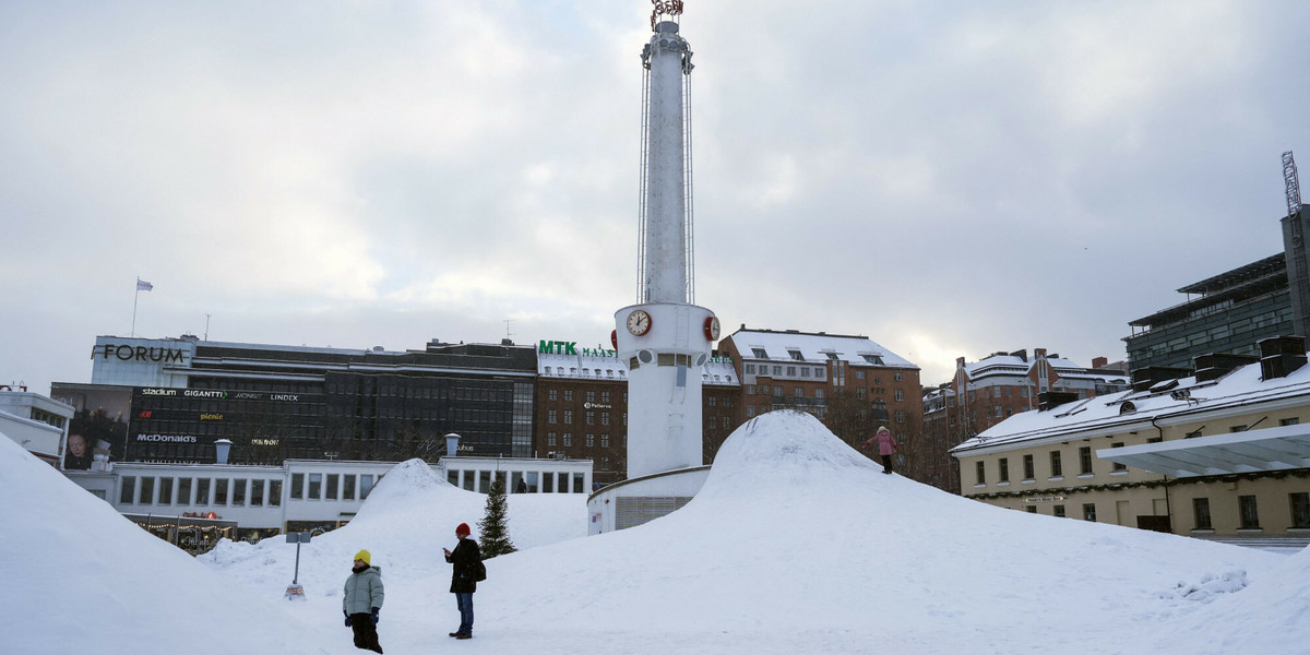 W tym tygodniu stolica Finlandii, Helsinki pokryła czapa śniegu, a kraj nawiedziły silne mrozy, powodując gwałtowny spadek temperatury.